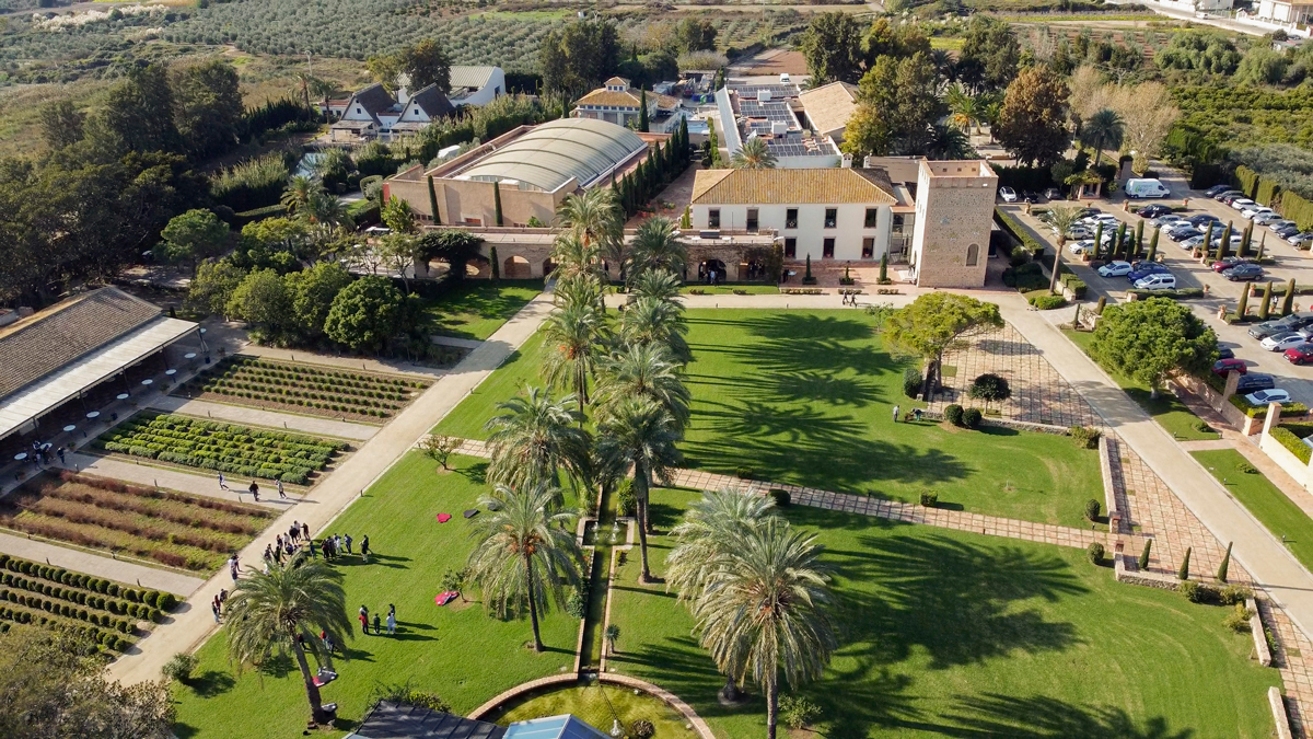 Lee más sobre el artículo Teambuilding navideño en Huerto de Santa María con Kenmei: diversión y equipo al estilo años 20